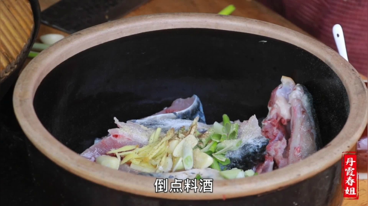 《漂亮娘们儿美食记》218_花65买了2条大鲤鱼，春姐做麻辣干锅鱼，弟弟吃一口：这厨艺绝