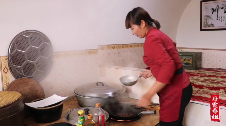 《漂亮娘们儿美食记》262_春姐做牛肉炒宽粉，3个人一吃一大盘，大家抢着吃粉条，肉被冷落