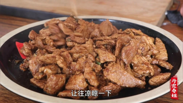 《漂亮娘们儿美食记》228_春姐教你猪肉馅饼，配上这味野菜，比披萨还好吃，两弟弟吃的真香