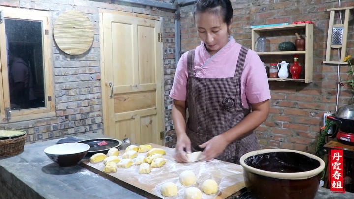 《漂亮娘们儿美食记》167_南瓜熟了，春姐摘了两颗做南瓜黄馒头，金黄有食欲，全家人都爱吃