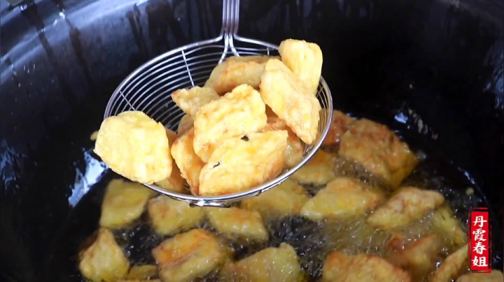 《漂亮娘们儿美食记》196_4颗茄子2颗西红柿，春姐做烧茄子，开胃下饭，弟弟直接清盘，过瘾