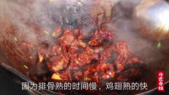 《漂亮娘们儿美食记》343_农村大姐真会吃，1袋鸡翅3斤排骨这样做，简单易学，大家吃过瘾了