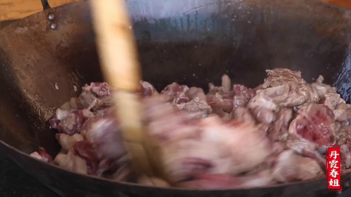 《漂亮娘们儿美食记》251_春姐招待亲戚，做鲜猪肉大烩菜，大家坐院里吃的满面笑容，真解馋