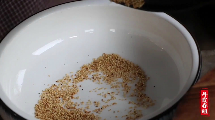 《漂亮娘们儿美食记》186_辣椒红了，春姐教你辣椒酱的做法，鲜香麻辣，比买的好吃还放心