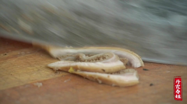 《漂亮娘们儿美食记》305_农村巧媳妇教你“榆林名吃羊杂碎”，汤鲜肉美，一碗下肚浑身舒坦