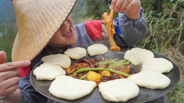 农村小伙用火盆锅做柴火鸡，围着锅边煮边吃，简直巴适得板