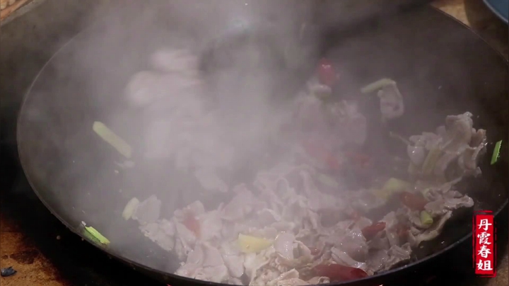 《漂亮娘们儿美食记》85_家里还剩点羊肉，春姐做孜然味，弟弟吃了说比烤肉还好吃，真过瘾