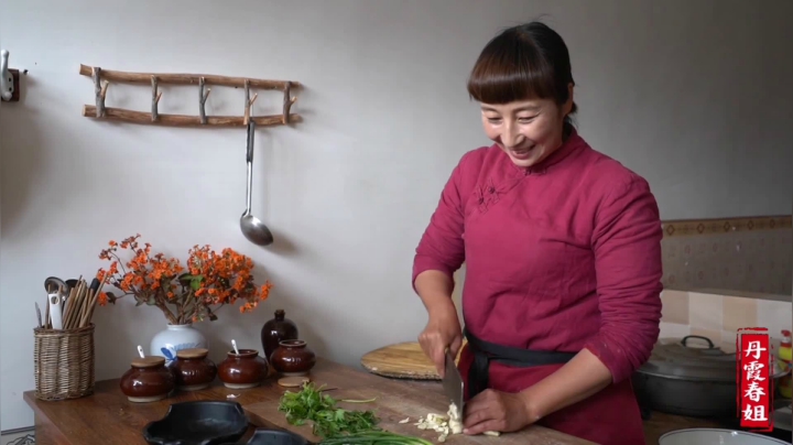 《漂亮娘们儿美食记》270_春姐做家常剪刀面，简单易学，比拉面还劲道，全家人都爱吃，过瘾