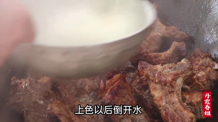 《漂亮娘们儿美食记》84_春姐买了一根猪脊骨，给两个弟弟红烧着吃，大骨头抱着啃，真过瘾