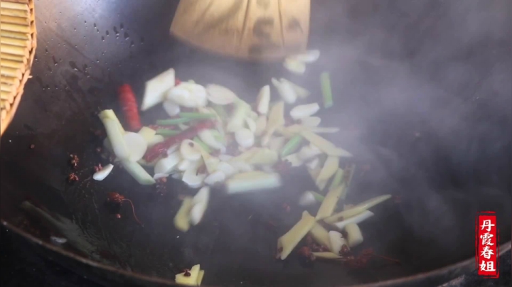 《漂亮娘们儿美食记》234_150一只大公鸡，春姐教你做特色美食鸡肉蘸糕，4人一顿吃完，过瘾