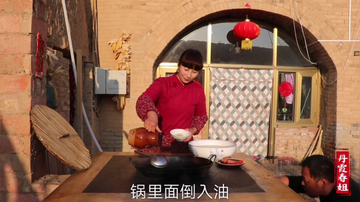 《漂亮娘们儿美食记》288_冰箱里的骨头全拿出来了，在家做大骨头汤火锅，吃起来太过瘾了