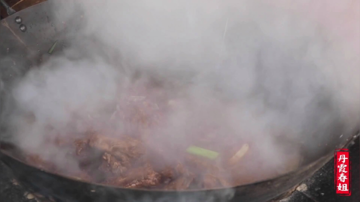 《漂亮娘们儿美食记》248_磊哥带回来土豆宽粉，春姐做排骨炖粉条，大口吃肉大口嚼粉，过瘾