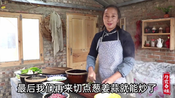 《漂亮娘们儿美食记》97_炸酱面不好吃？春姐教你2分钟做家常版酱料，香味十足，吃过瘾了