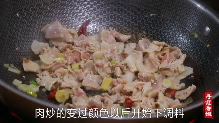 《漂亮娘们儿美食记》347_家常炒面片，最简单的做法，弟弟一次吃了两大碗，还嫌不过瘾