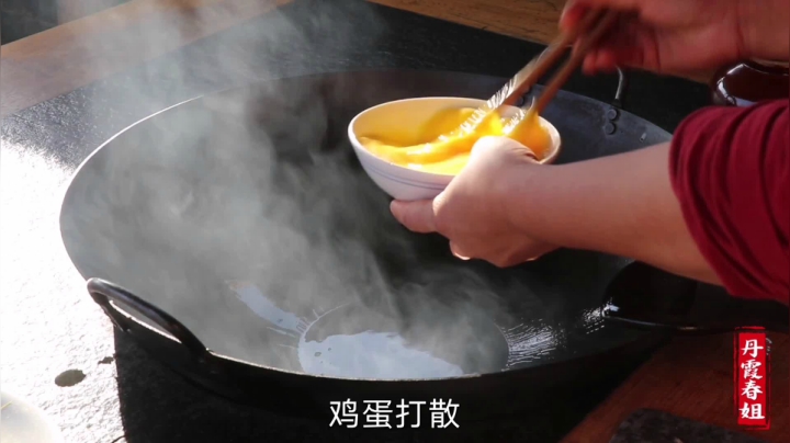 《漂亮娘们儿美食记》267_春姐用新鲜的蔬菜做手工菠菜面，弟弟吃过瘾，可惜磊哥错过了美味