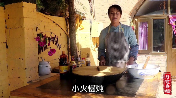 《漂亮娘们儿美食记》139_磊哥买了大骨头，春姐卤了一锅，好朋友来串门，4人喝酒吃肉过瘾