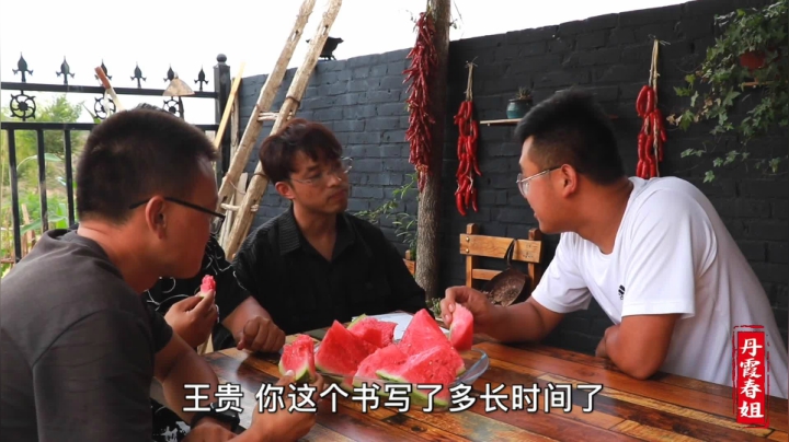 《漂亮娘们儿美食记》214_朋友来做客，春姐做干蘑菇炖土鸡招待，大家吃的称赞连连，真香