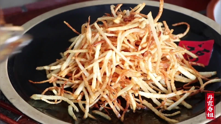 《漂亮娘们儿美食记》47_春姐做羊肉粉汤，寒冷的冬天里吃上一碗，配上炸糕，暖暖的真美气