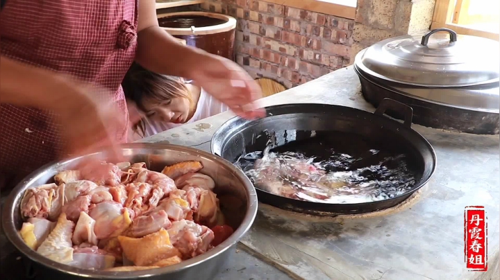 《漂亮娘们儿美食记》204_晓儿送来3只大公鸡，春姐拿2只做大盘鸡，5个人边吃边聊，真过瘾