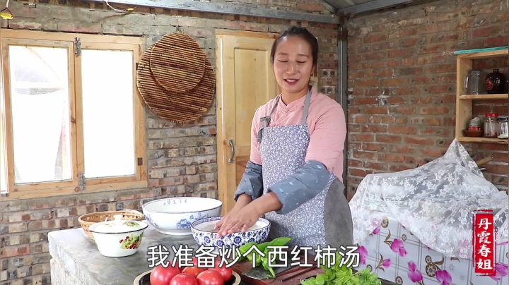 《漂亮娘们儿美食记》124_春姐和弟弟挖土豆，做陕北特色美食洋芋擦擦，拌着秘制汤汁吃美了