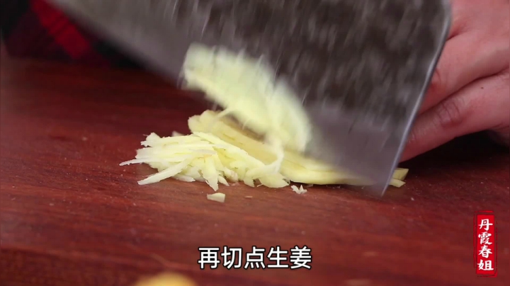 《漂亮娘们儿美食记》62_冬至，春姐做传统黄萝卜羊肉饺子，配上粉汤，弟弟一口一个吃舒坦