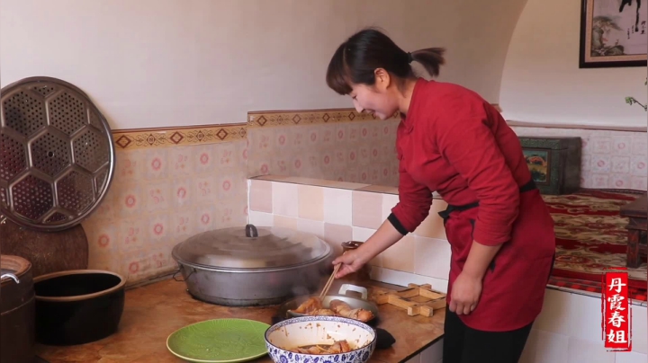 《漂亮娘们儿美食记》266_春姐做蒜香鸡腿，磊哥两口吃一根，农村一家人猛吃猛喝，真过瘾