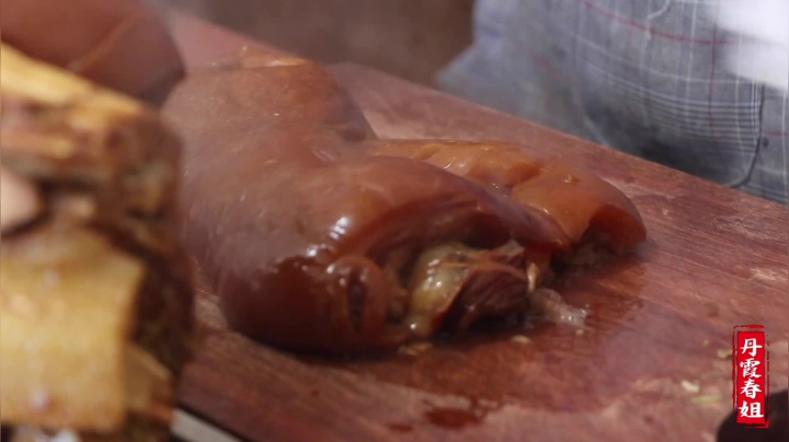 《漂亮娘们儿美食记》22_46斤的大牛头，春姐整整卤大半天，皮筋肉烂，满口酱香，吃爽了