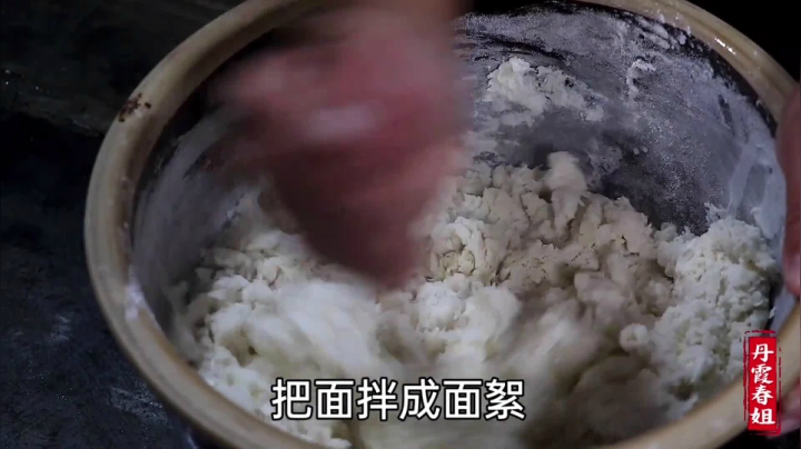 《漂亮娘们儿美食记》150_春姐割些韭菜做韭菜饼，外酥里鲜，磊哥说像极了鲍鱼，4人吃爽了