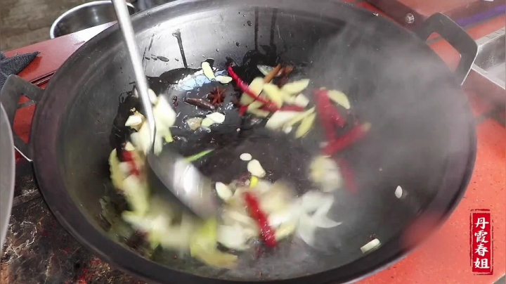 《漂亮娘们儿美食记》8_朋友带整块排骨，春姐做酱香排骨，酱香浓郁，上桌大家直接上手啃