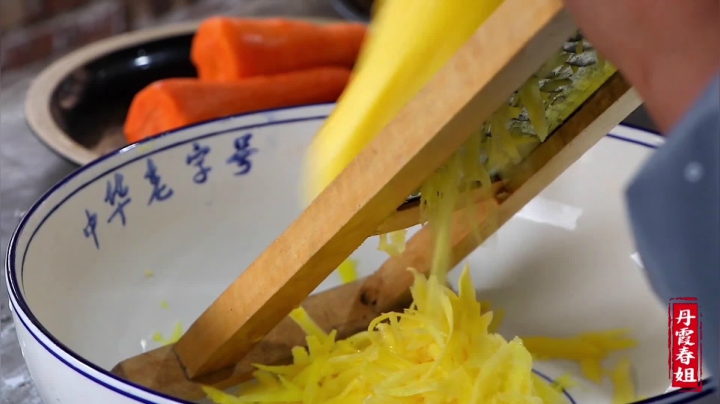 《漂亮娘们儿美食记》128_春姐挖黄萝卜做饺子，第一次用苦荞面做皮，弟弟说虽然苦但是很香