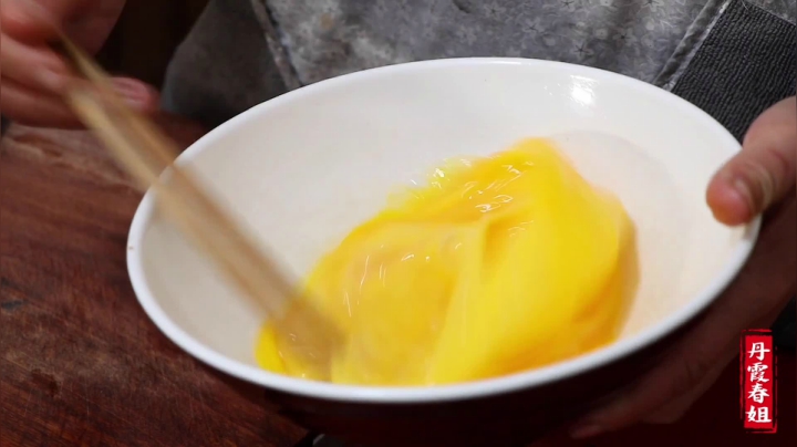 《漂亮娘们儿美食记》42_春姐做陕北特色洋芋擦擦，配上鸡蛋火腿，想吃的时候，来碗真过瘾