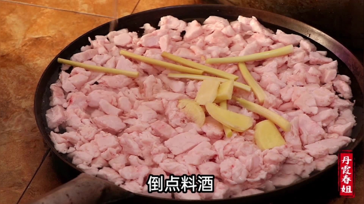 《漂亮娘们儿美食记》69_春姐炼猪香油，这样做出来白白净净，放一年也不会坏，炒菜必备