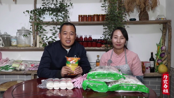 《漂亮娘们儿美食记》117_春姐美食原材料二宽、韭叶、空心挂面、年糕，今天都有了磊哥给力