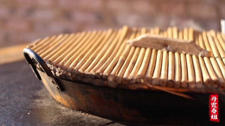 《漂亮娘们儿美食记》278_春姐背完柴火，做红烧鸡腿，一家人坐院里吃，一个不剩，真过瘾