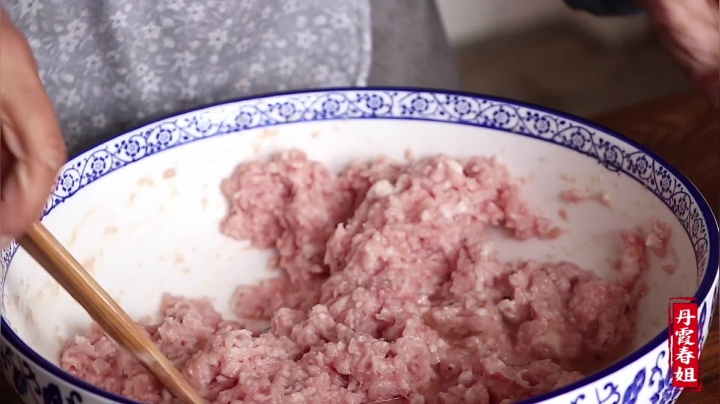 《漂亮娘们儿美食记》89_酸菜腌好，春姐做顿猪肉酸菜包子，搭着小米粥，姐弟三人吃开心了