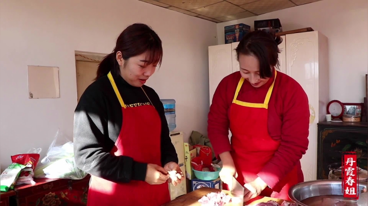 《漂亮娘们儿美食记》54_春姐给晓儿送米糠，给奶奶做土豆牛肉，搭着小米粥，全家吃美了