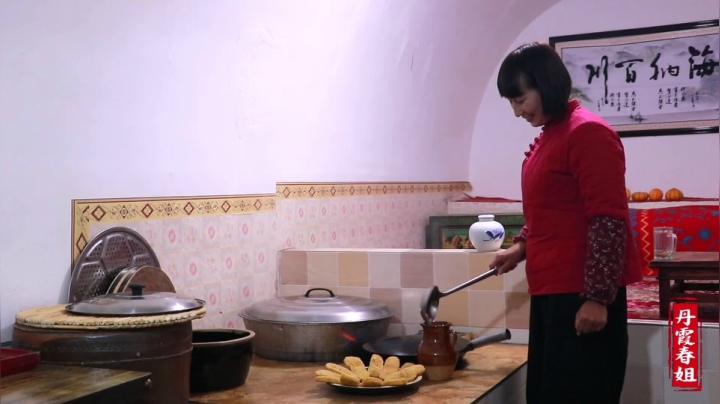 《漂亮娘们儿美食记》342_陕北特色美食“小炒肉蘸糕”的正宗做法，胖哥一口下去，直呼好吃