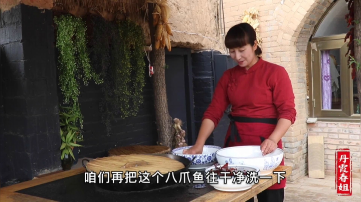 《漂亮娘们儿美食记》259_春姐做海鲜，磊哥抓起八爪鱼一口爆头，有没有墨不知道，吃过瘾了