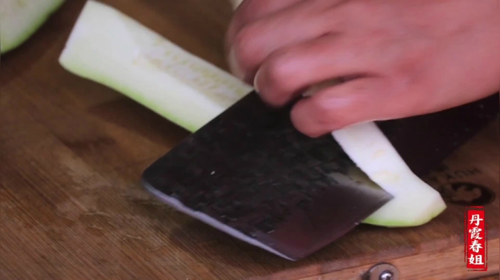 《漂亮娘们儿美食记》223_地里的西葫芦熟了，摘了2颗和炒鸡蛋吃，做法简单，超级下饭