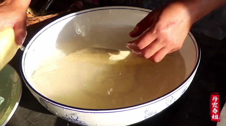 《漂亮娘们儿美食记》114_春姐去妹妹家帮忙收红薯，回家做红薯烙饼，软糯香甜，吃着真瘾了