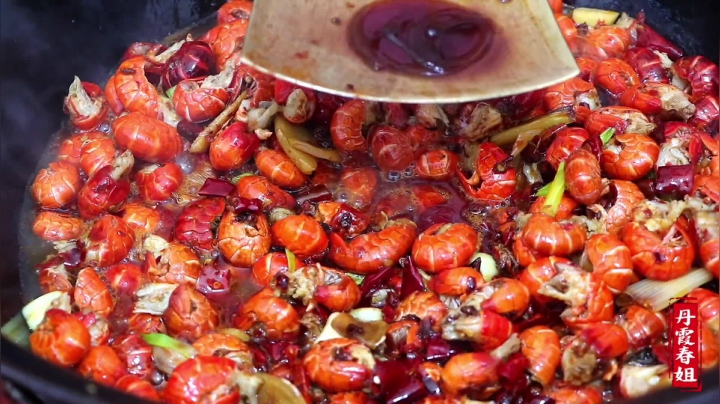 《漂亮娘们儿美食记》25_弟弟200买箱虾尾，春姐一锅炒一箱，麻辣过瘾，两弟弟吃到舔手指