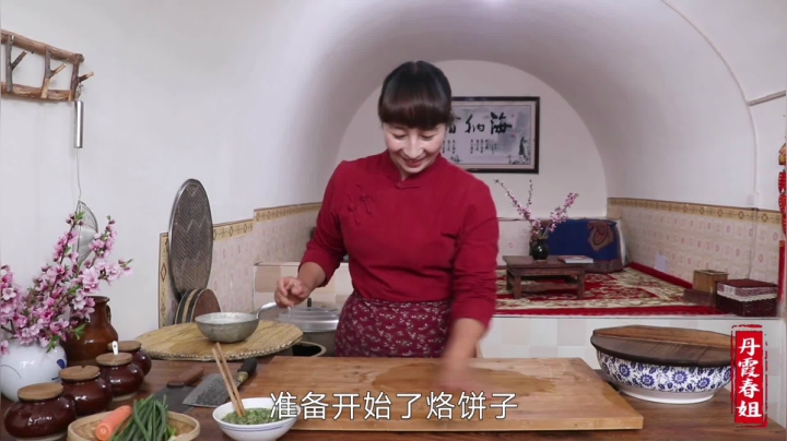 《漂亮娘们儿美食记》269_春姐地里拔红葱，做成葱油饼，一家人边笑边吃，磊哥清盘，看馋了