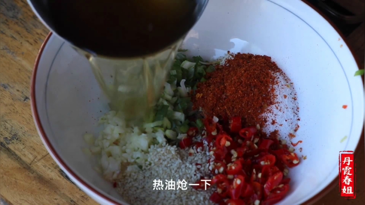 《漂亮娘们儿美食记》232_春姐做土豆宽粉和弟弟吃，酸辣爽口，每人一碗，胃口真好，吃多了