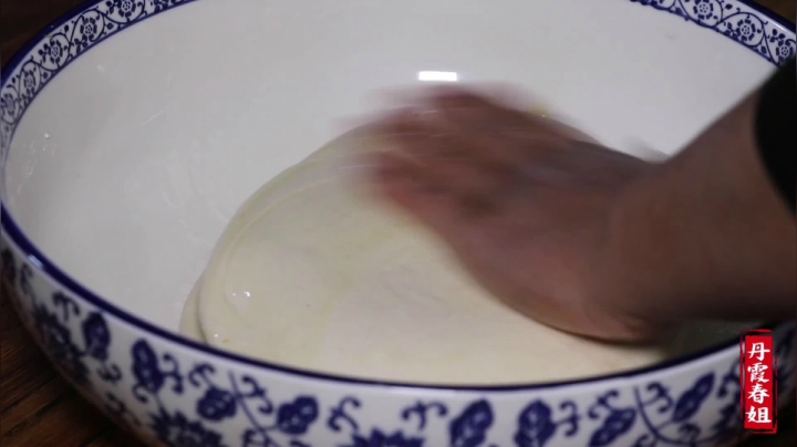 《漂亮娘们儿美食记》272_春姐做香菇肉拌面，磊哥两口吸一碗，嘴里没吃完又要加面，吃爽了