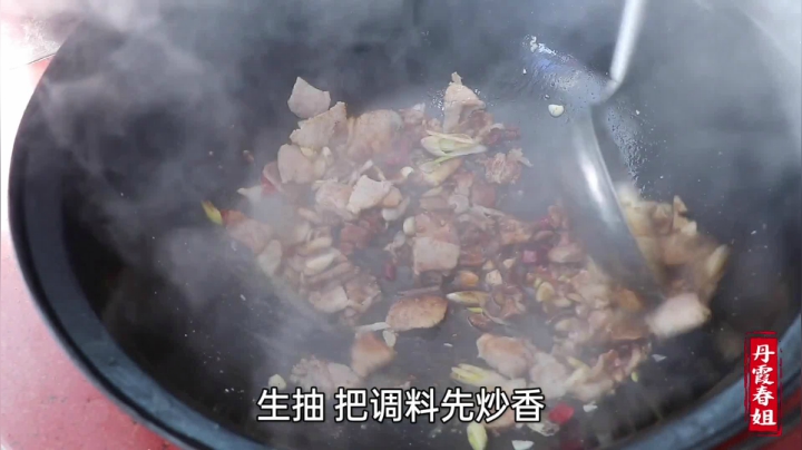 《漂亮娘们儿美食记》51_春姐做特色酸菜烩面片，配上秘制油泼辣子，一碗下肚暖心又暖身