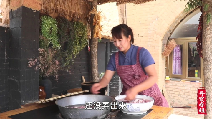 《漂亮娘们儿美食记》244_怎么了？1280买了一只羊，春姐一锅炖了半只，磊哥和涛一口没吃