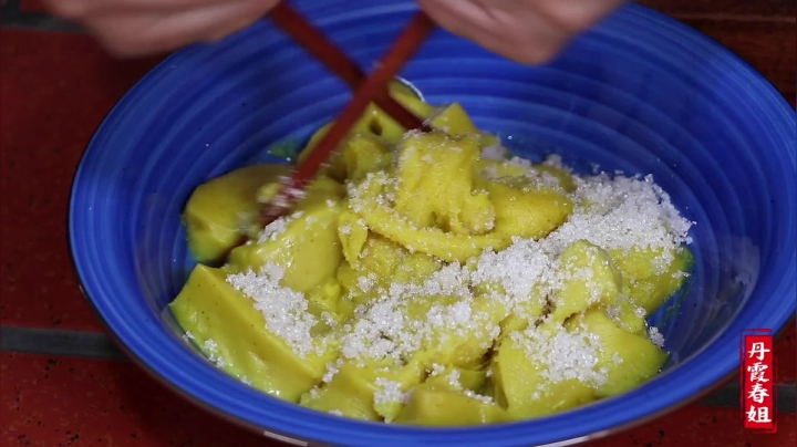 《漂亮娘们儿美食记》29_春姐教你陕北特色“黄米年糕”的做法，过年餐桌来一块，年味十足