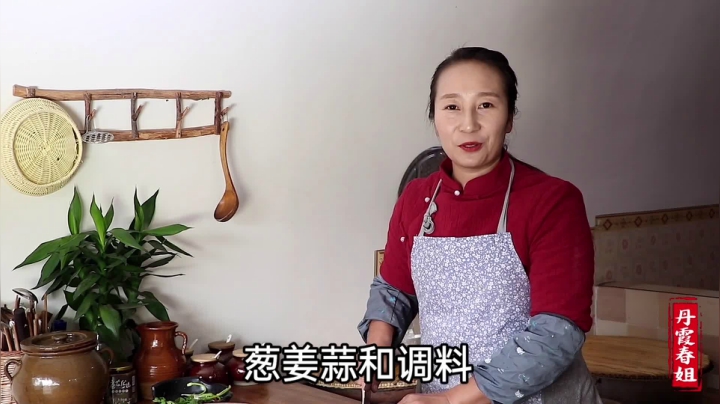 《漂亮娘们儿美食记》77_弟弟买了只鸡，春姐做铁锅炖鸡，餐桌传来欢声笑语，姐弟三真温馨