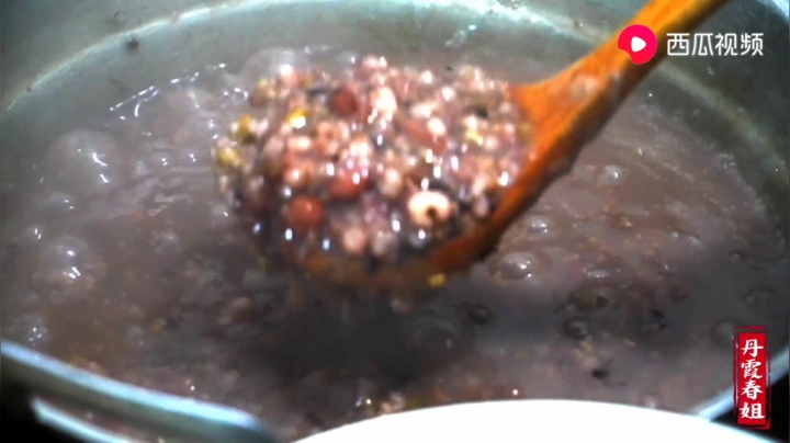 《漂亮娘们儿美食记》330_腊八节喝腊八粥，春姐教你一招，用简单的米和豆一锅熬，香甜软糯