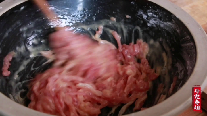 《漂亮娘们儿美食记》312_春姐教你做川菜“鱼香肉丝”，家常做法，拌米饭一人能吃三大碗